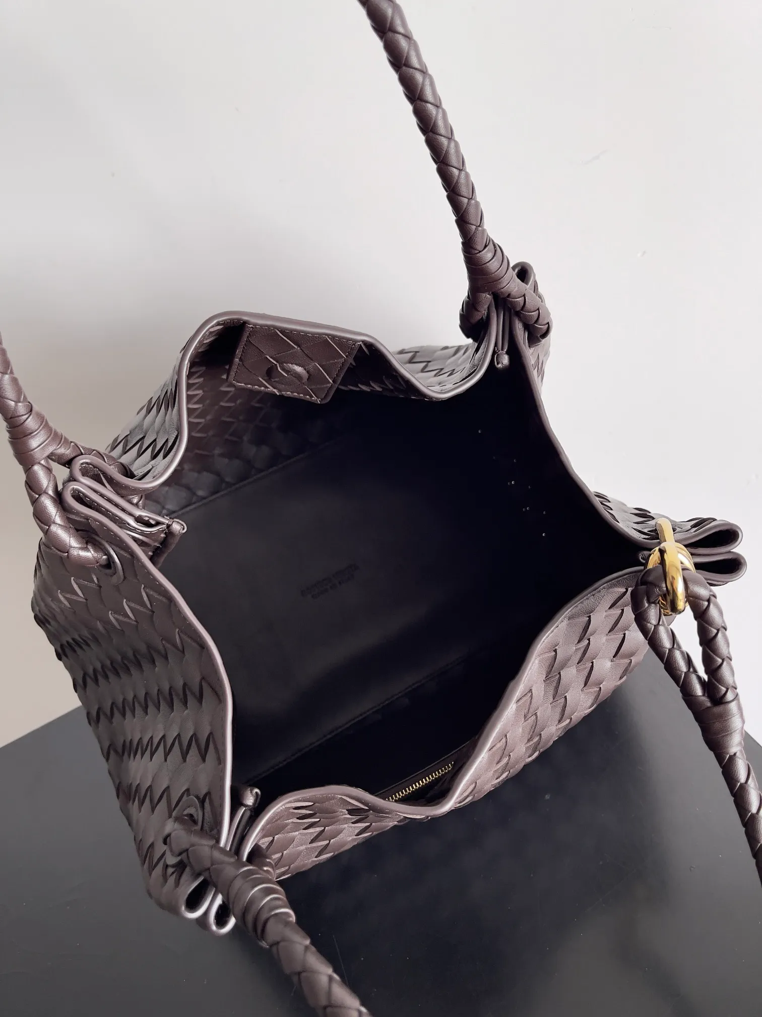 Batch 2660 24 early autumn new model Andiamo Parachute is made of a whole piece of woven leather. It is processed by folding stitching at the four corners. # Craftsmanship and creativity. The large size is atmospheric and practical. One of the must-selects for BV. It has a large space, can hold a computer, the shoulder strap is thick, and the upper shoulder is very comfortable. The large parachute can be carried on the body and can be carried on the body. The upper body is versatile and cute☺️ Style number: 796571 Size: 30*26*20cm